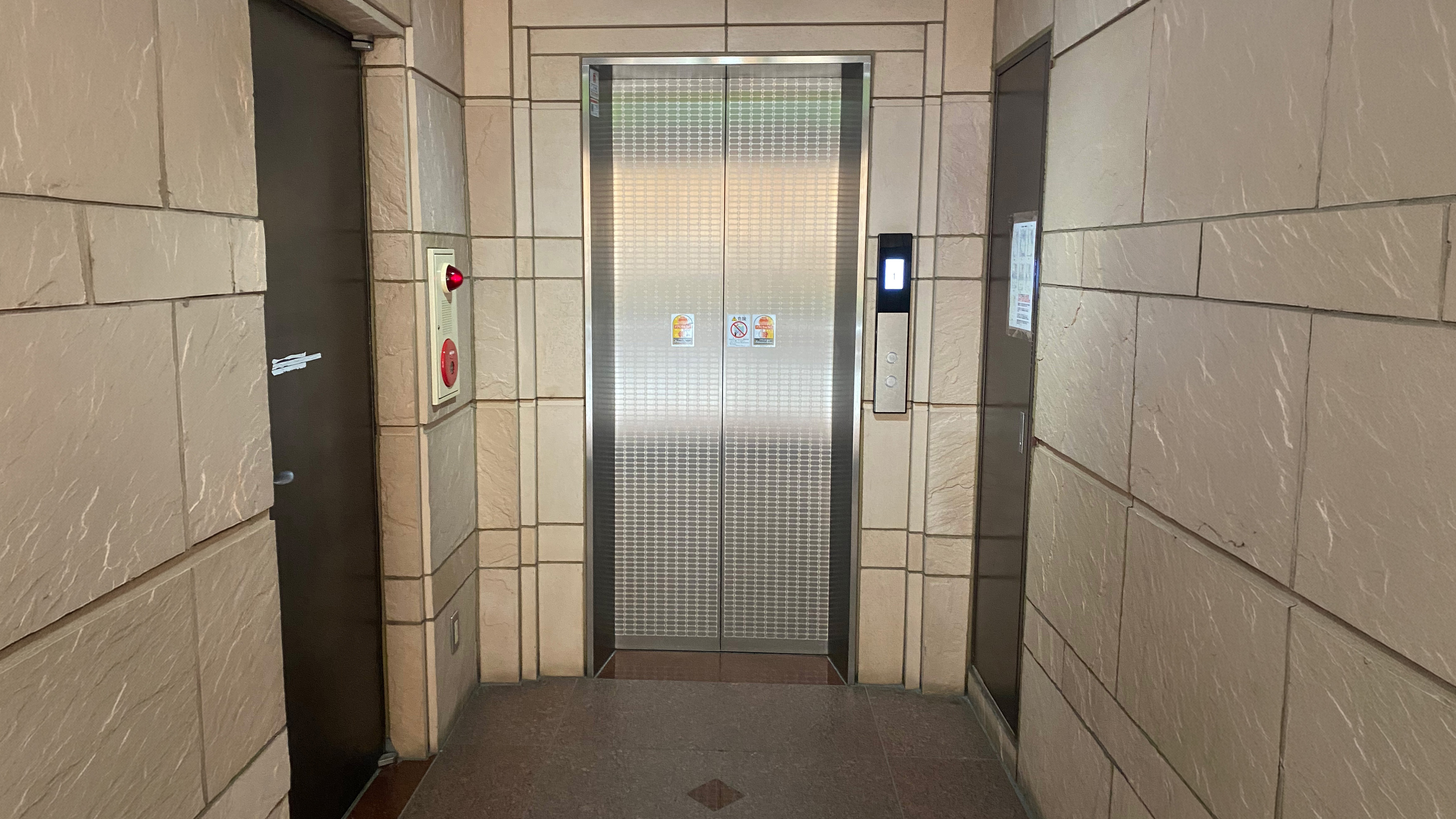 建物内エレベーター