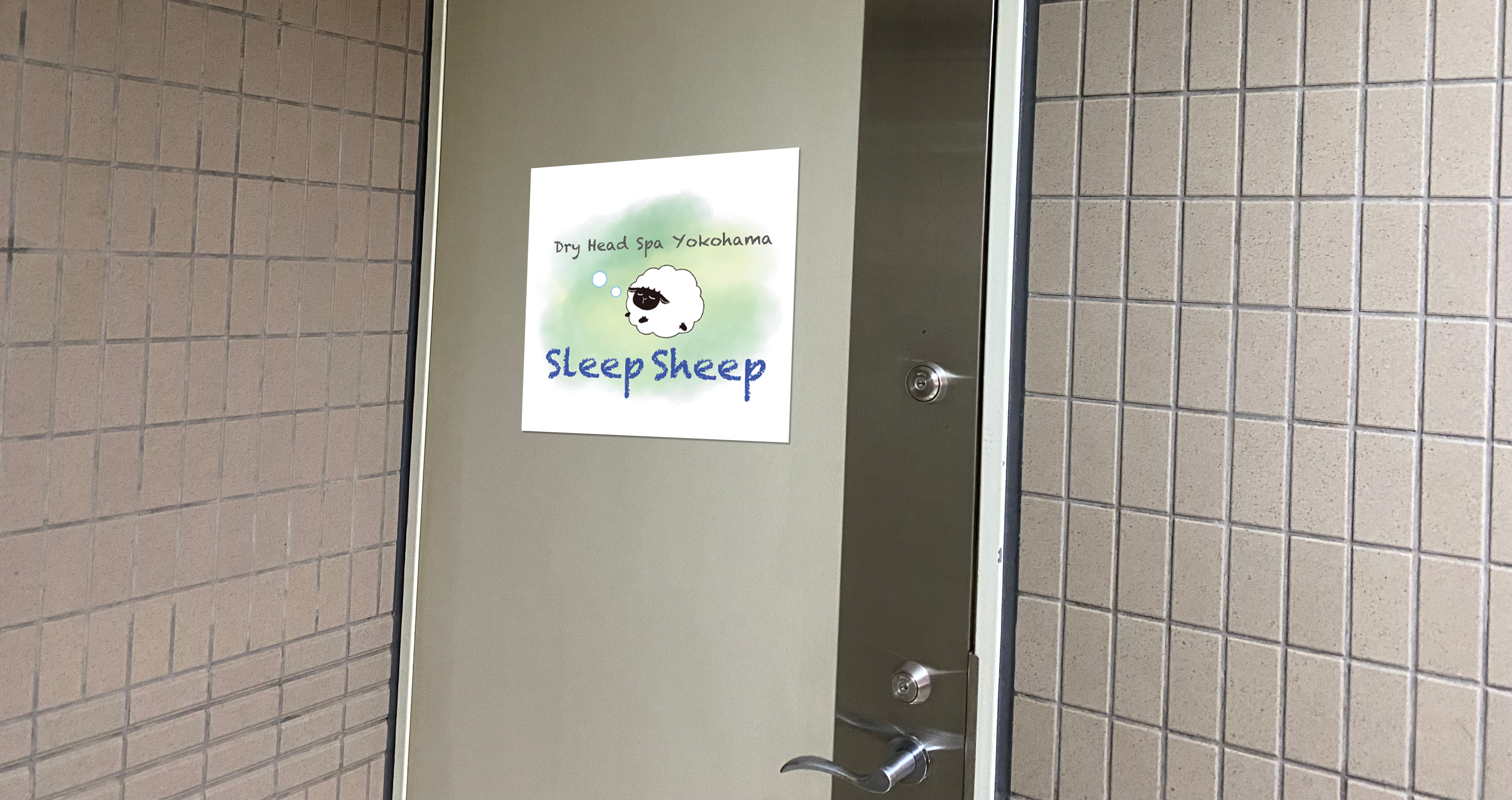 SLEEP SHEEP 402号室のドア